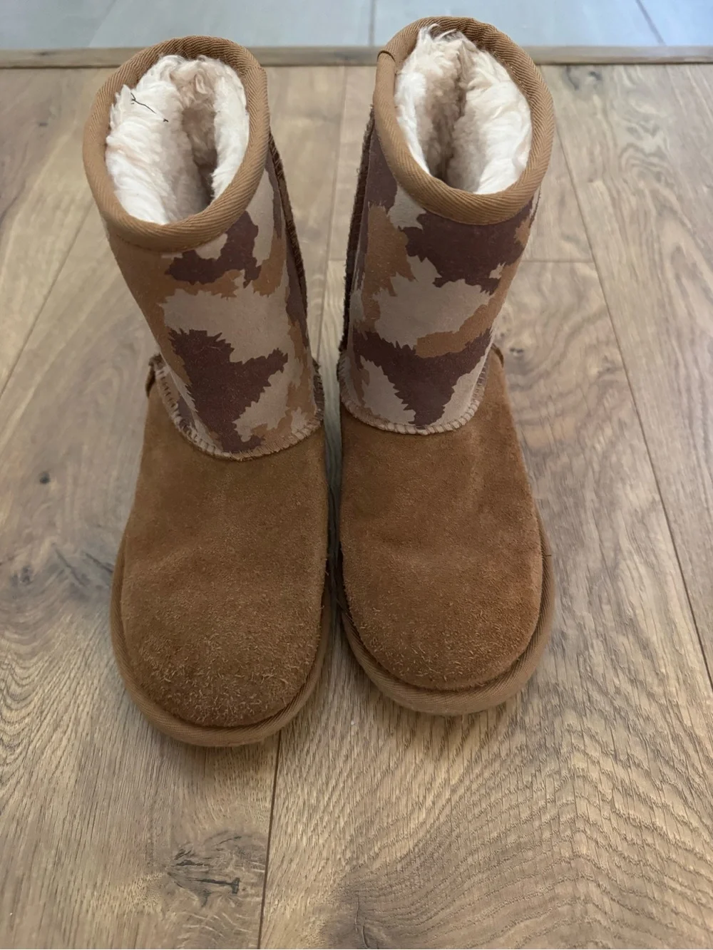 UGG Kids Chestnut camo boot Size 3